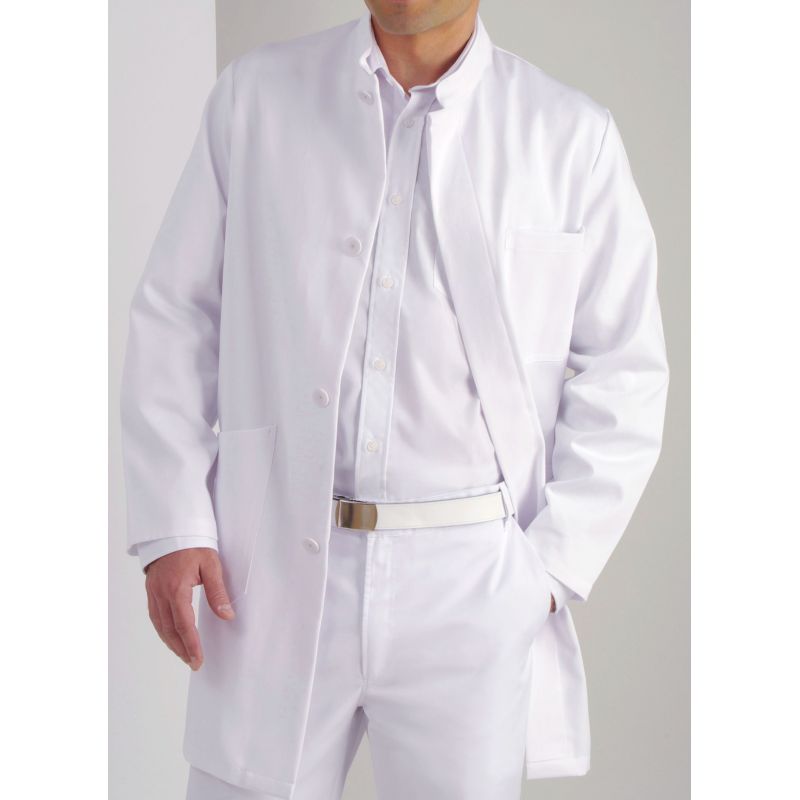 Blouse blanche, un vêtement de travail bien souvent nécessaire