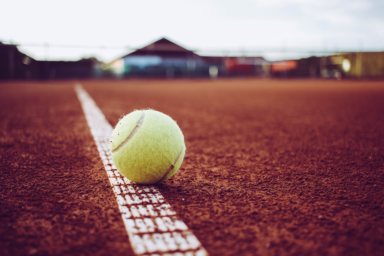 Quels sont les différents types de surfaces pour un terrain de tennis et quelles sont leurs caractéristiques spécifiques ?